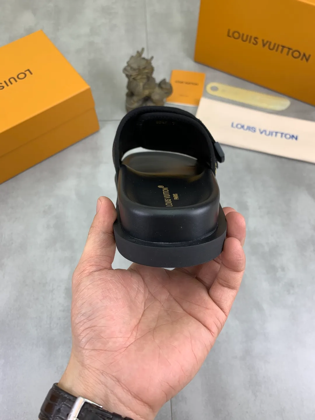 Men's shoes 💰P320💰【New style】🆘 Original quality 【LOUIS VUITTON】The popular Louis Vuitton LV men's slippers on the official website are on sale simultaneously! Original fabric imported from Italy, original factory special supply, code number: 38-44 (45 customized), many colors available